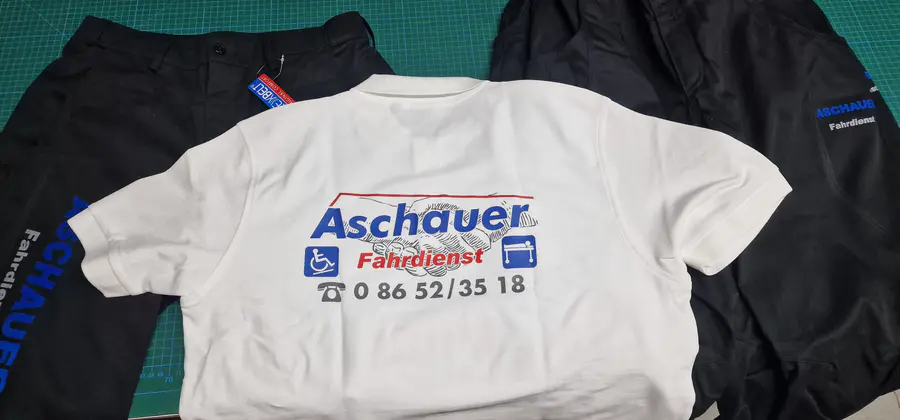Veredelte Teamkleidung des Aschauer Fahrdienstes