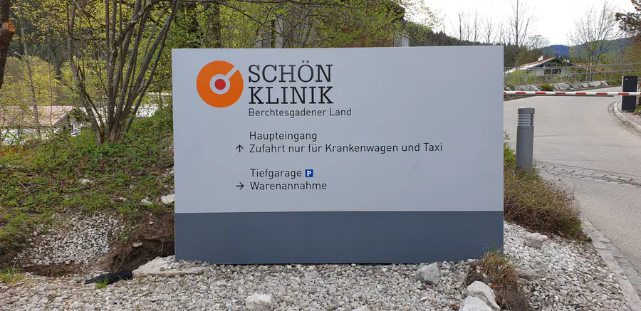 Freistehendes Firmenschild der Schön Klinik