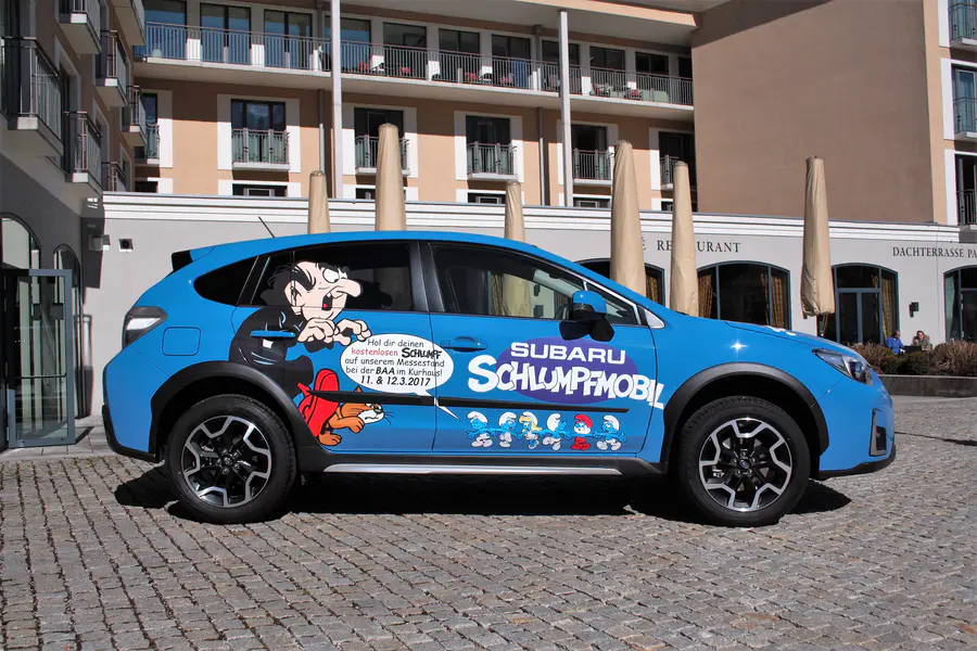 Blaues Subaru Schlumpfmobil mit großflächiger Folierung