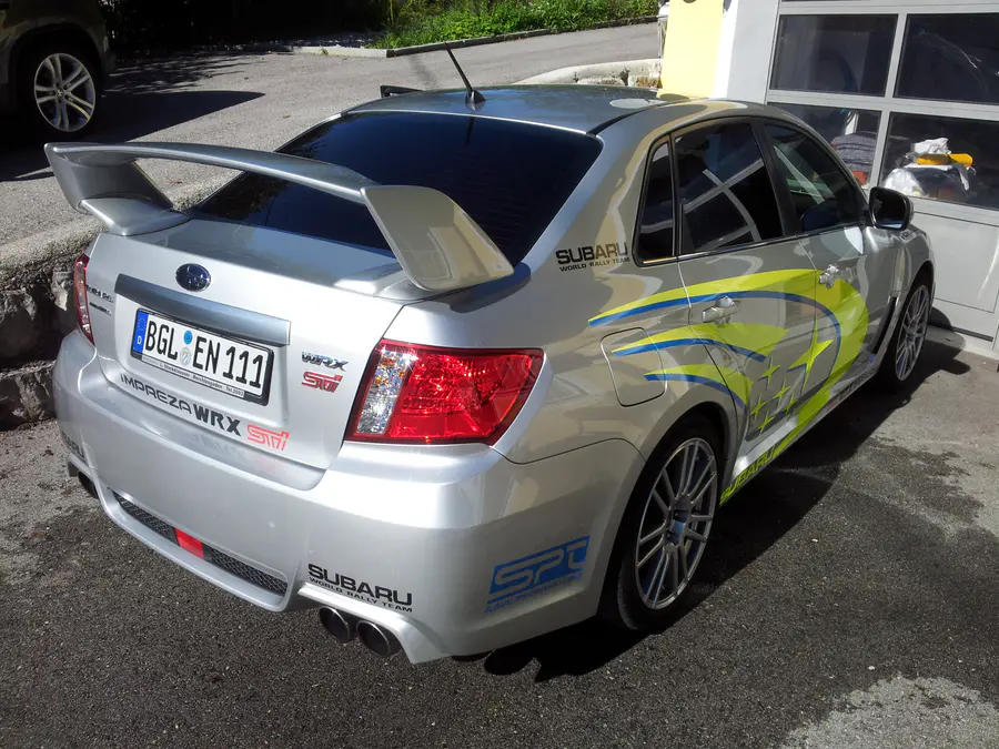 Silberner Subaru mit Motorsport-Folierung