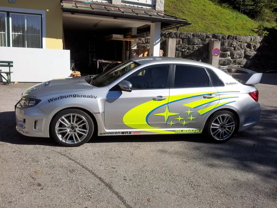 Silberner Subaru mit dynamischer Seitenfolierung